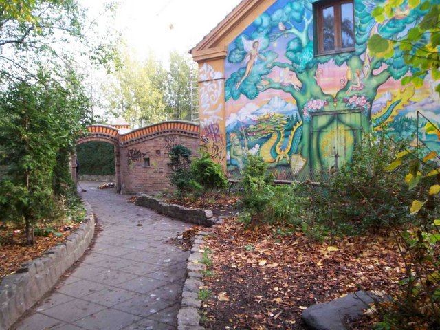 01-christiania-main-entrance